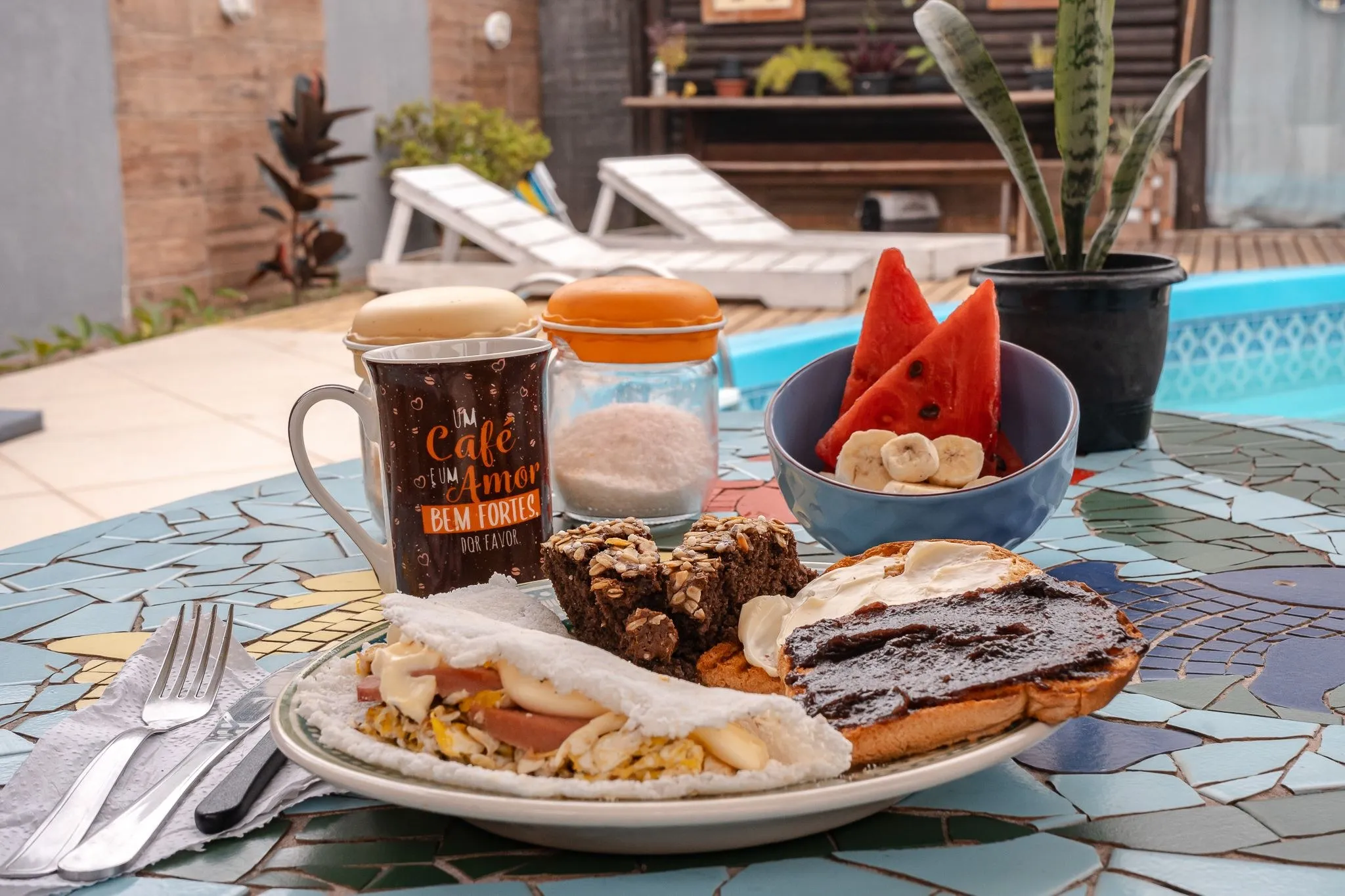 Café da manhã servido no prato à beira da piscina