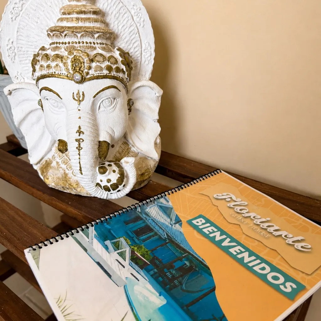 Caderno de boas-vindas da Floriarte numa prateleira