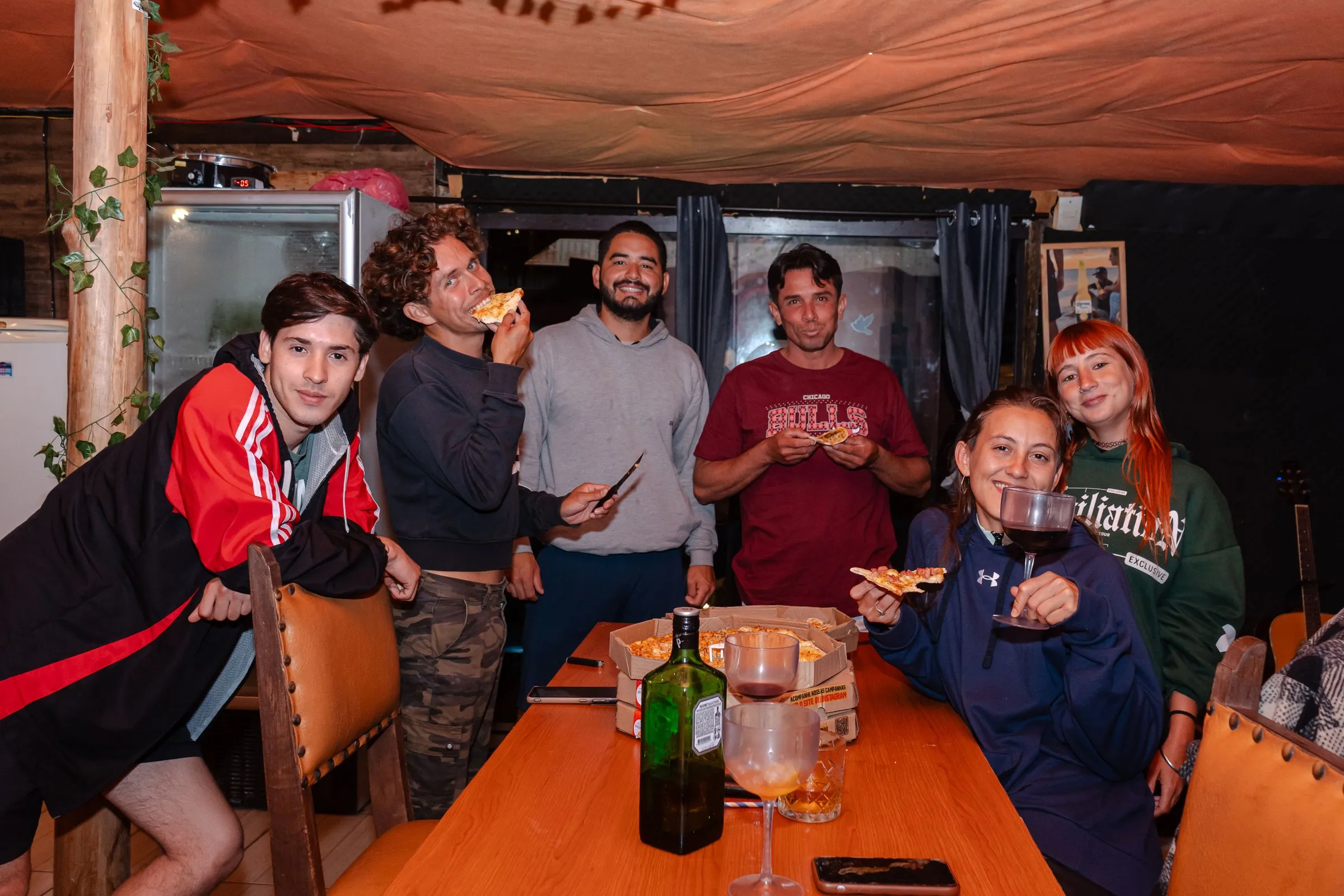 Jantar coletivo com hóspedes na mesa grande