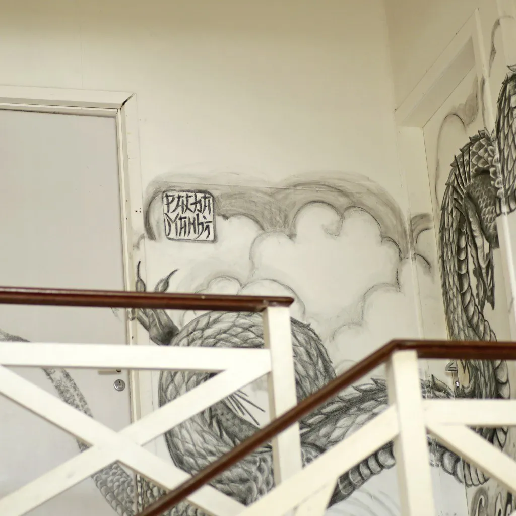 Mural pintado na escada