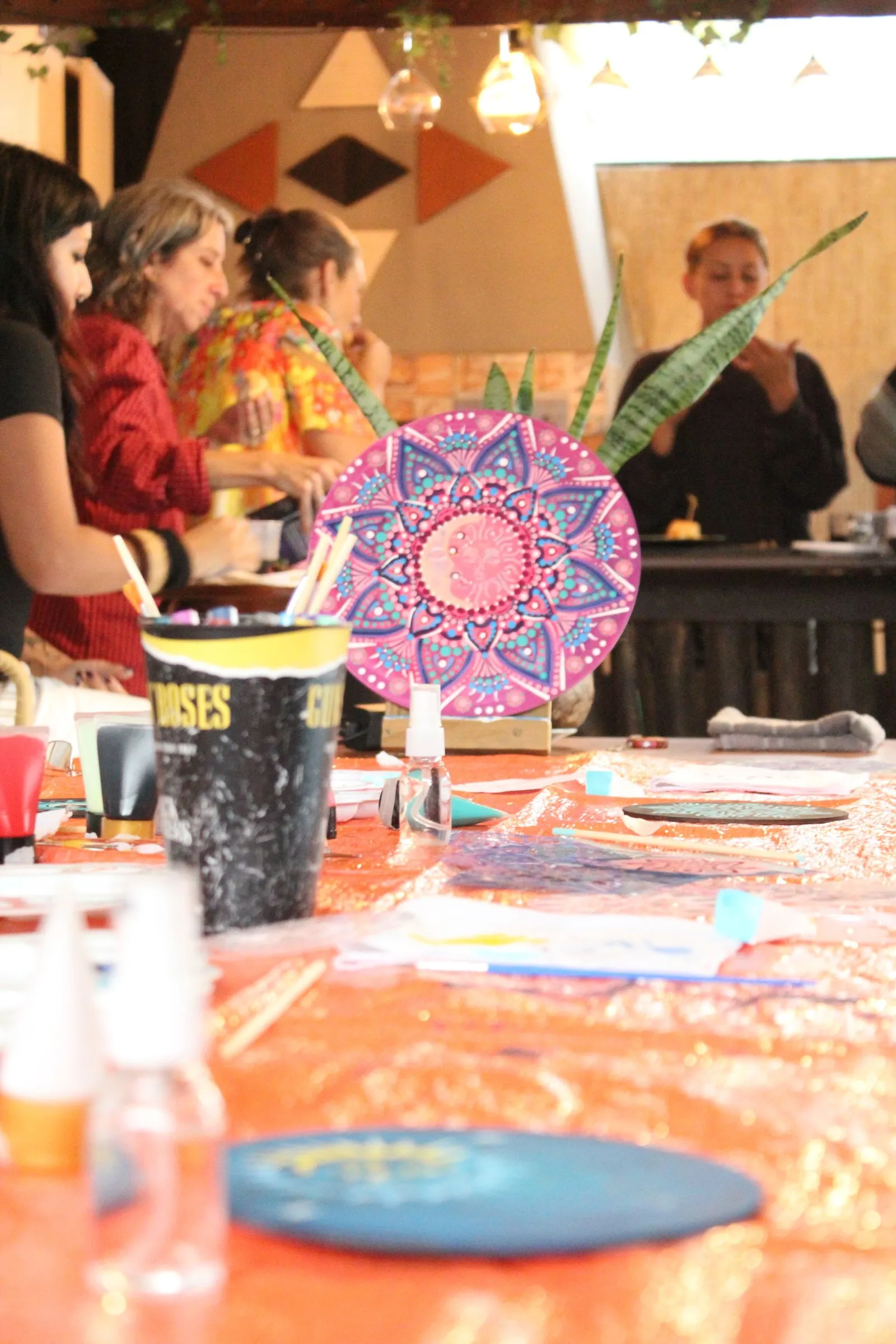 Oficina de pintura de mandalas na mesa da casa