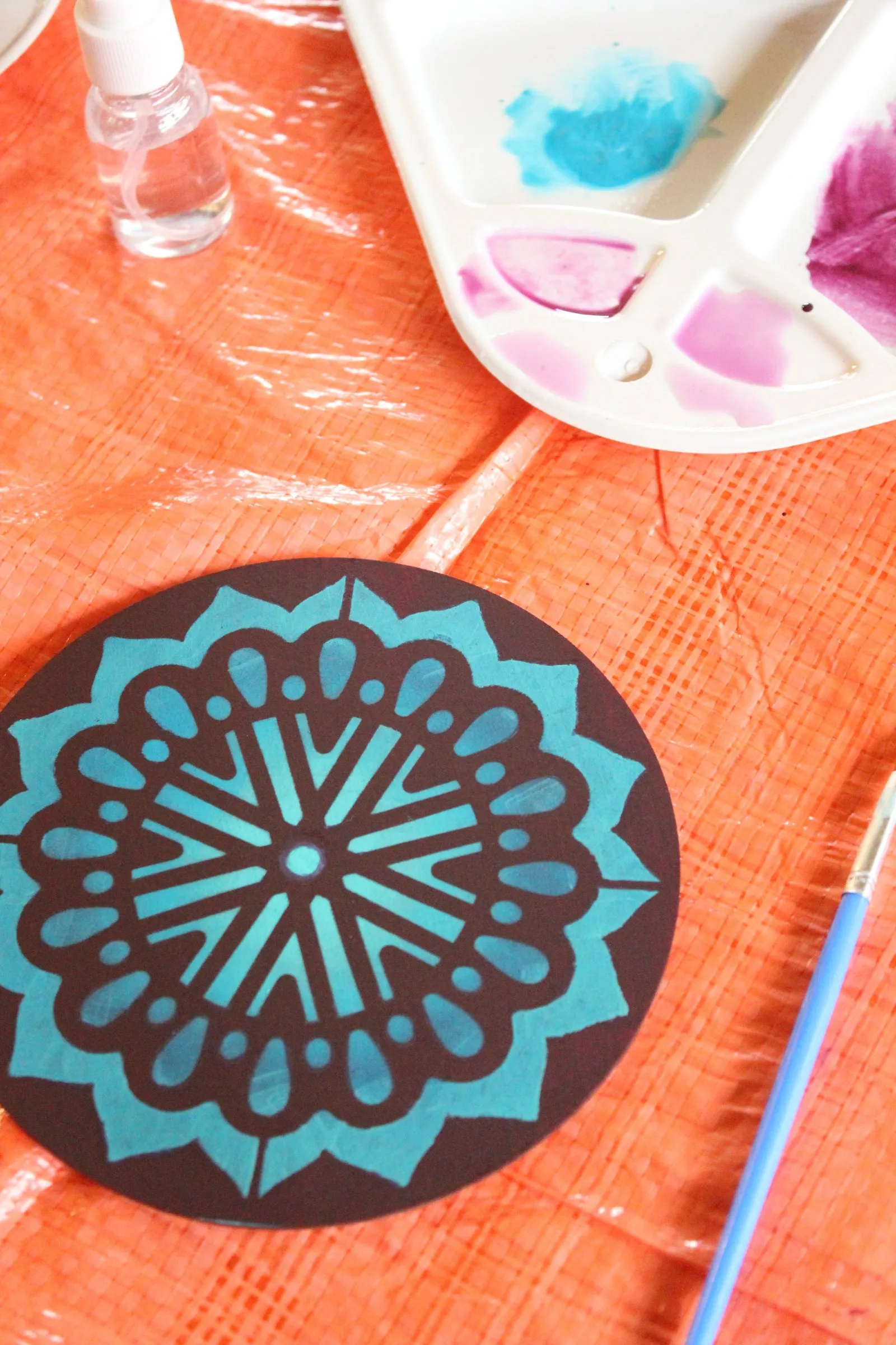 Detalhe de mandala pintada com aquarela