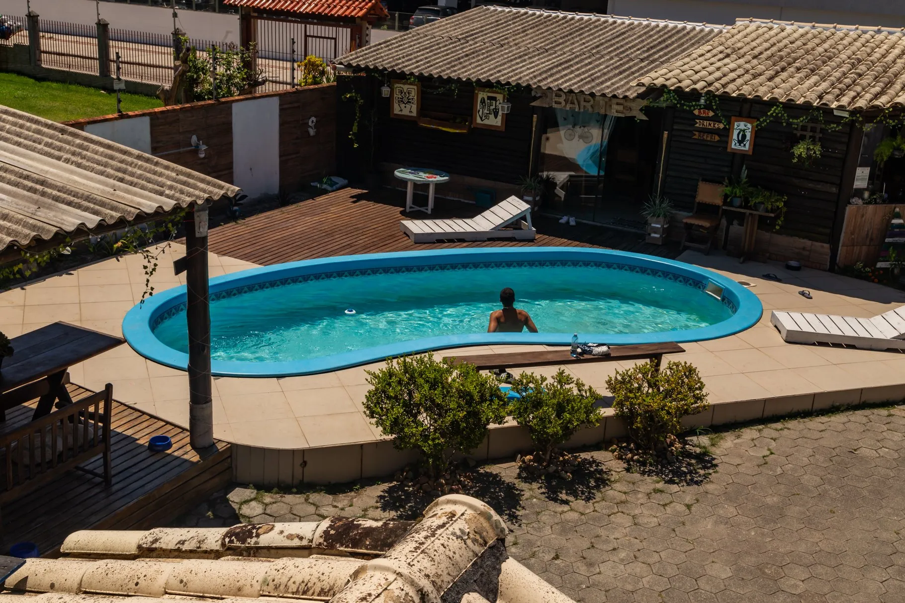 Quintal e piscina vistos do alto