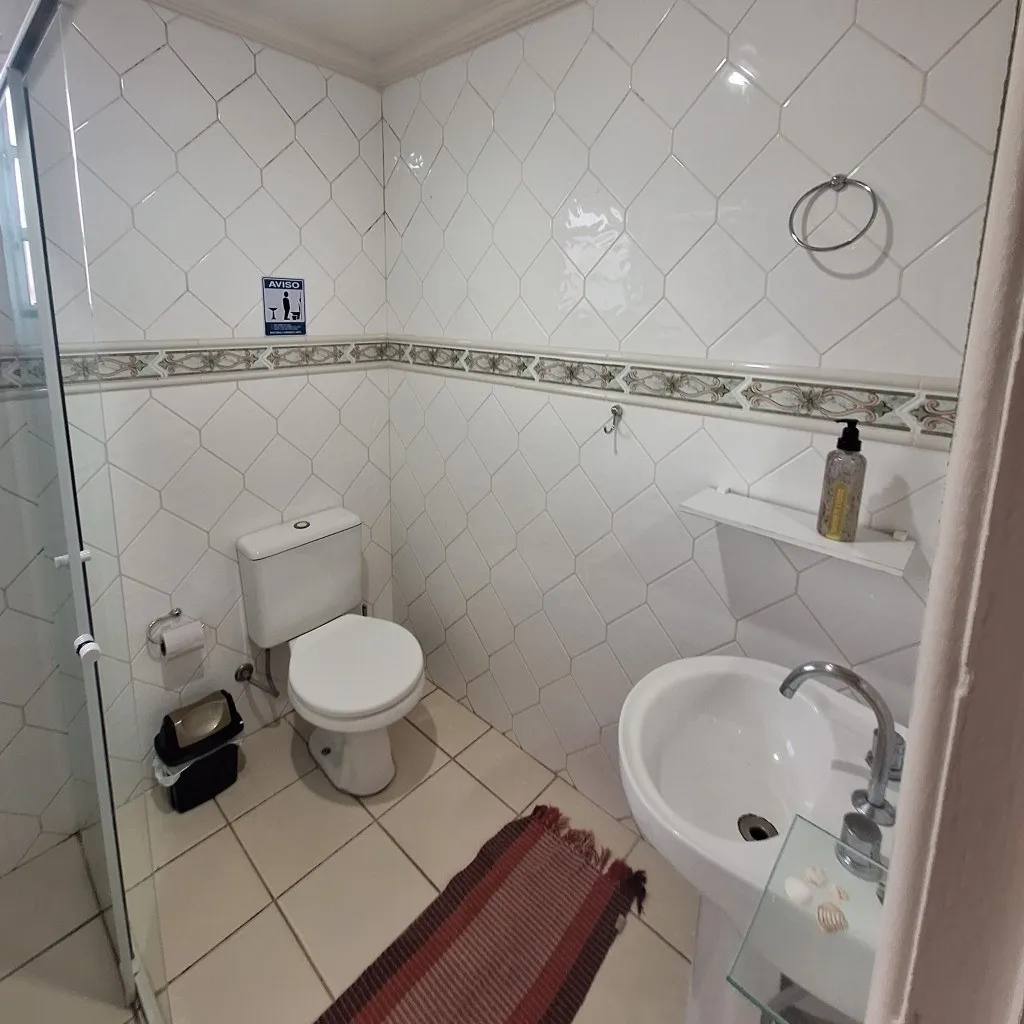 Banheiro privativo com box de vidro