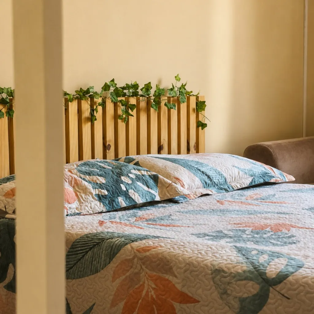 Cama de casal com cabeceira de madeira e trepadeira