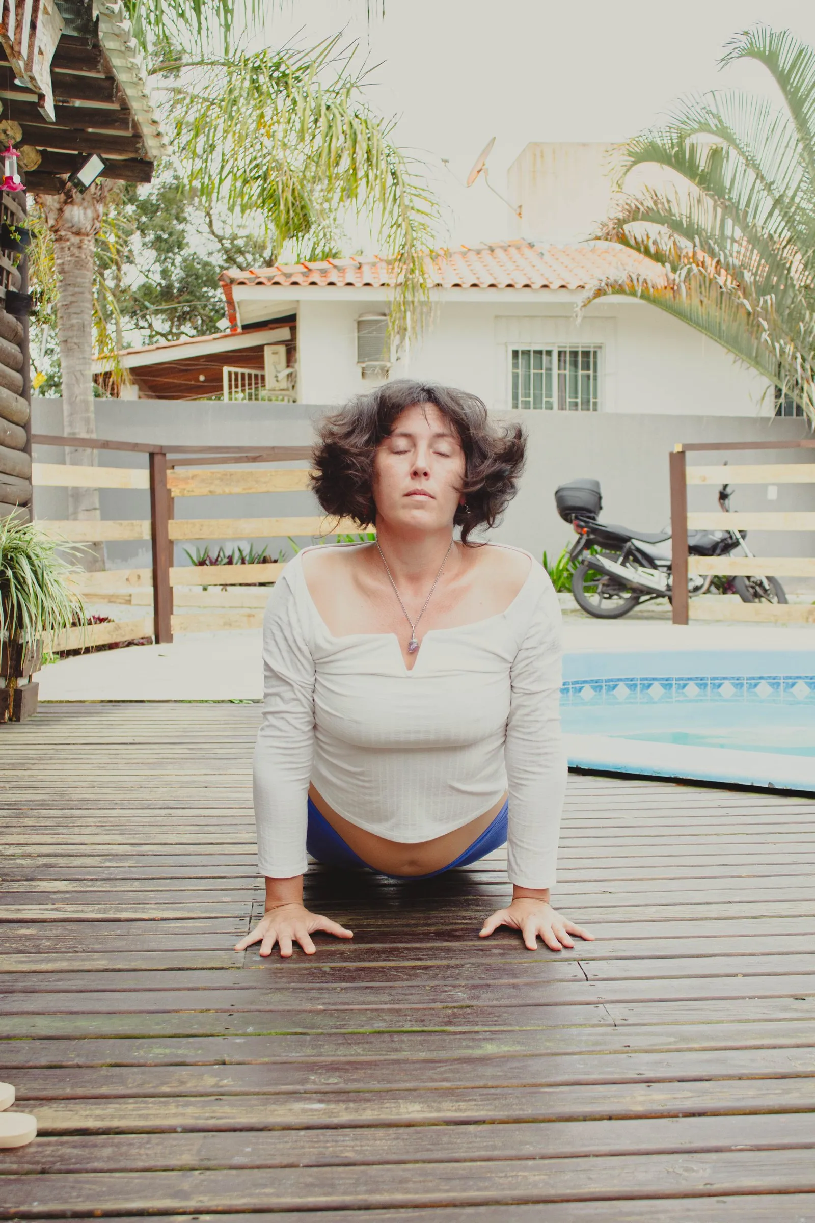 Prática de yoga no deck